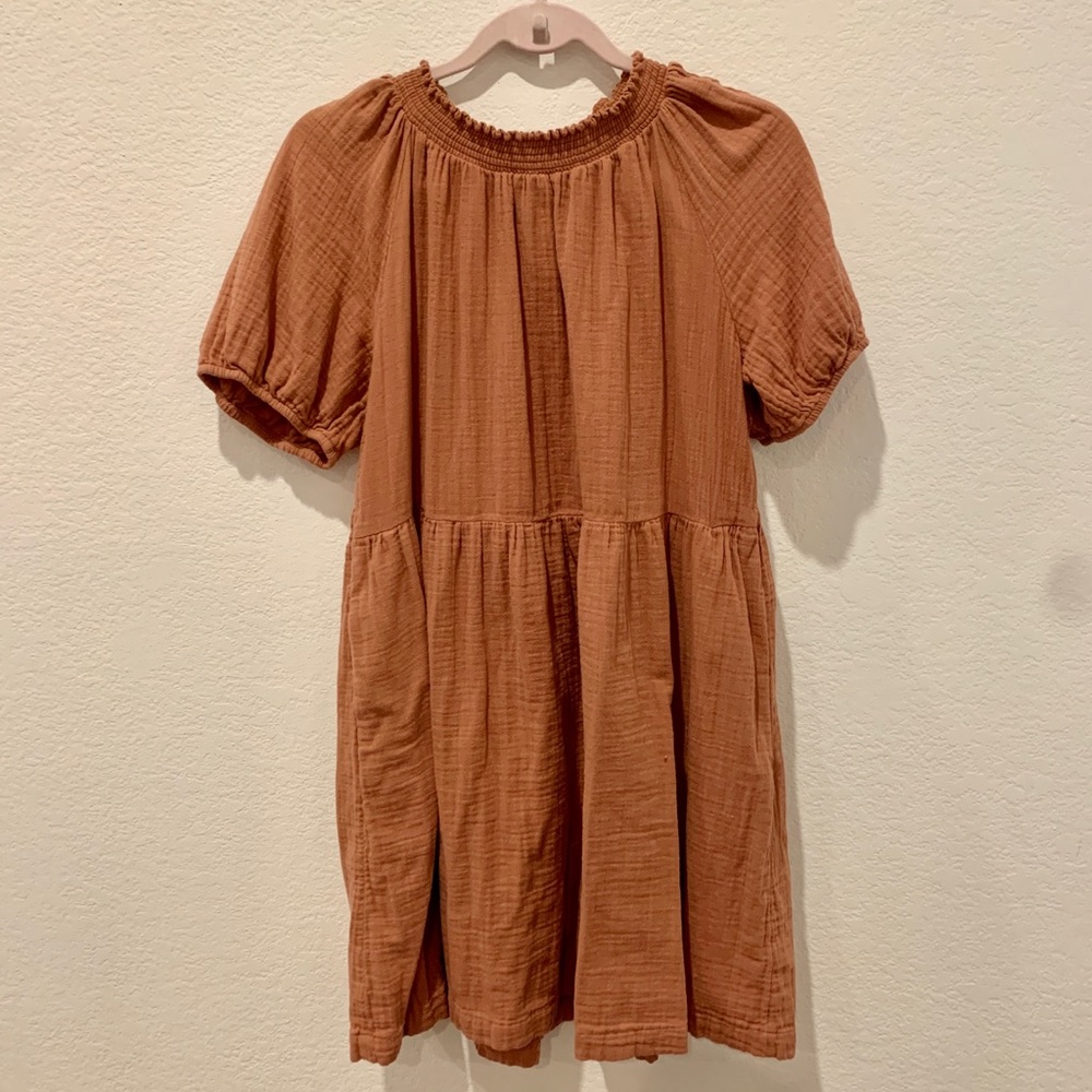 Burnt orange/pinkish flowy dress with puffy sleeves.